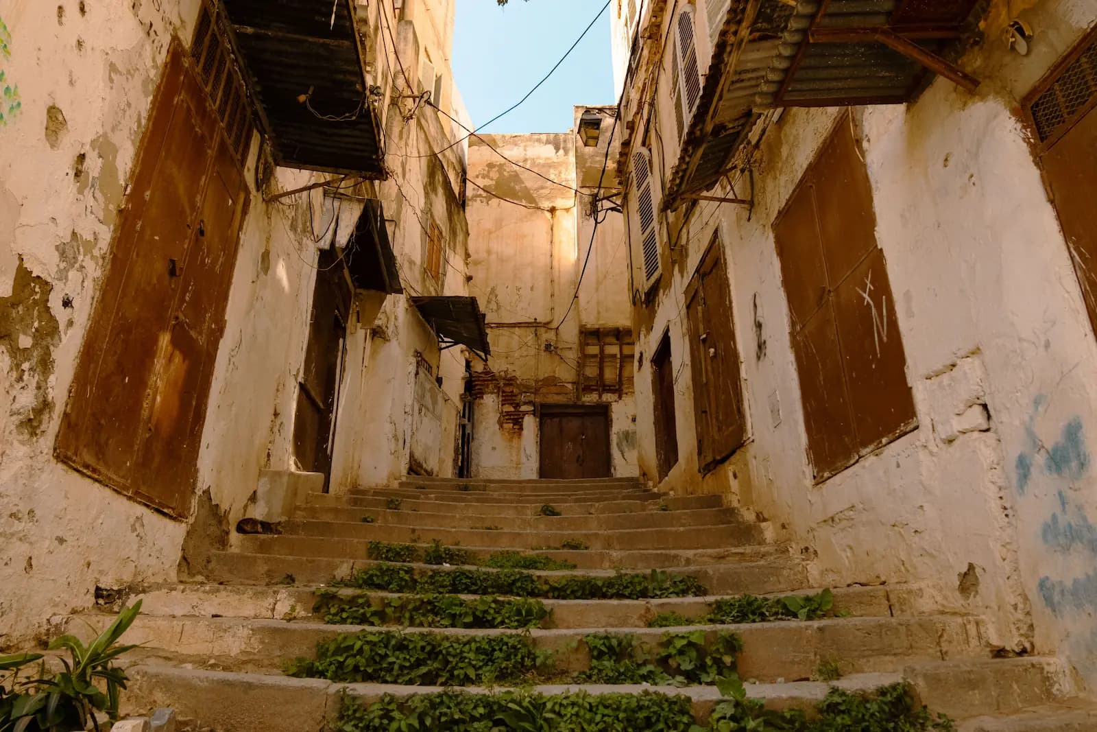 Ruelle en escalier bordée de maisons anciennes dans la Casbah d'Alger