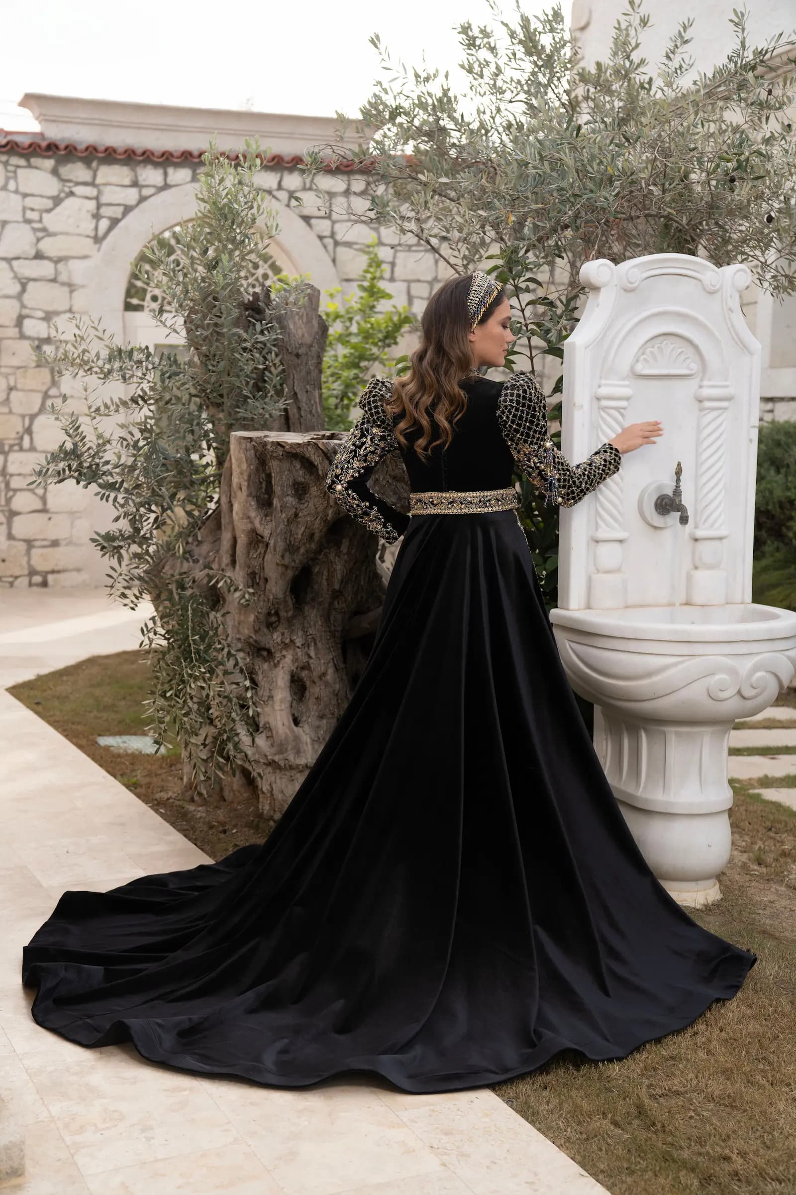Femme portant un karakou algérois noir brodé