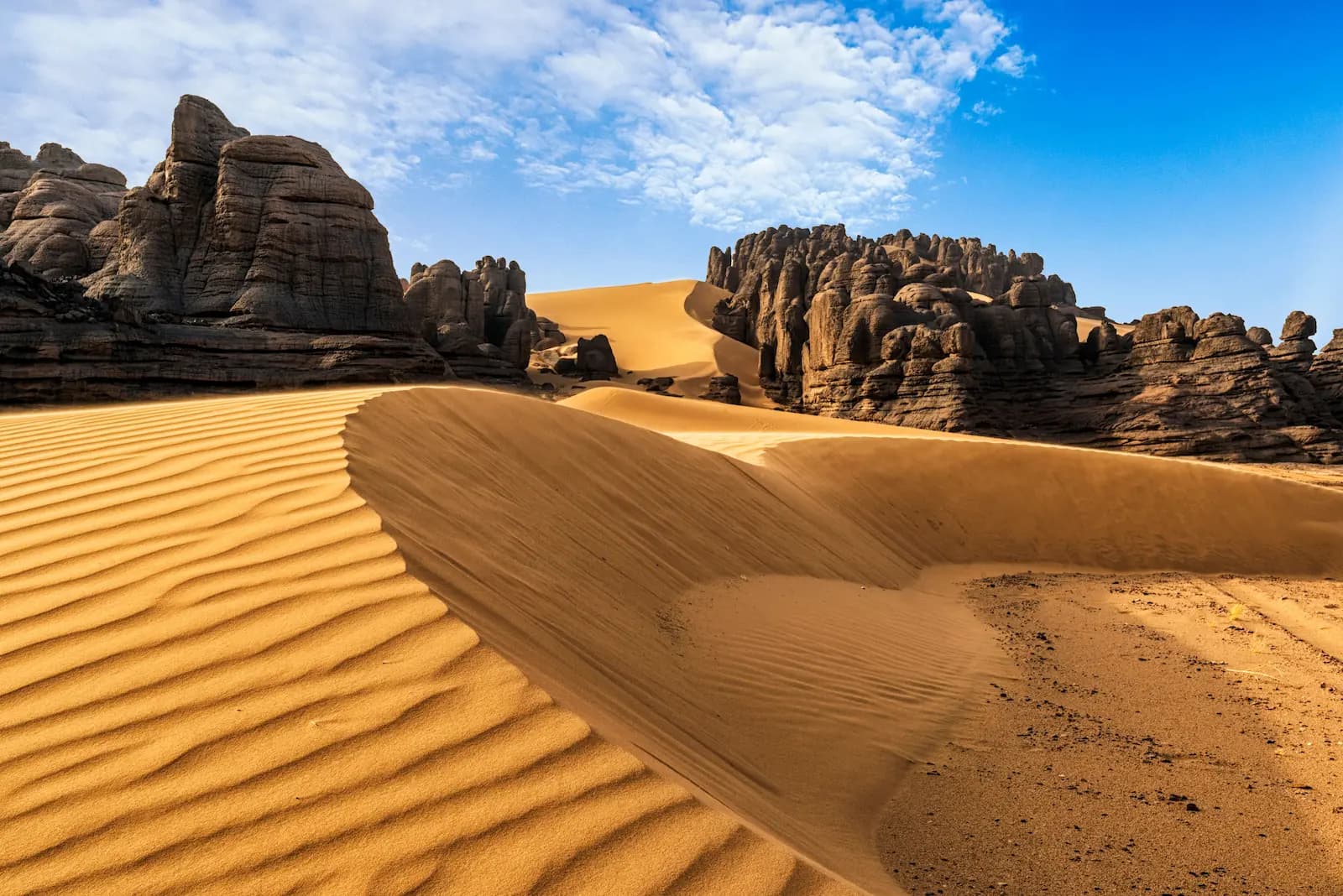 Dunes de sable entre les formations rocheuses du Tassili n'Ajjer